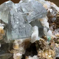 سنگ طبیعی فلوریت با همرشدی ازوریت مالاکیت