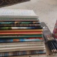 چند عدد دفتر و مداد رنگی