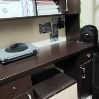 کتابخانه و میز کامپیوتر