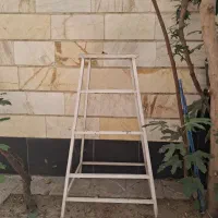 چهارپایه فلزی تمیز