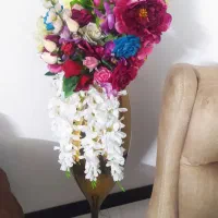 گلدان طلایی کنار سالنی وتنبک قرمز