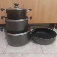 سرویس چینی و و بلور و قابلمه و کلی ظرف