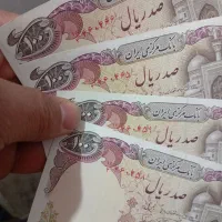 دو‌جفت اسکناس ۱۰۰ ریالی بارگاهی بانکی پشت هم