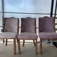 سه عدد صندلی خالی