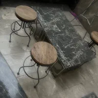 میز سنگی جلو مبلی شیک به همراه ۴ عدد صندلی اپن