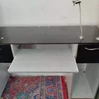 میز تحریر و کامپیوتر