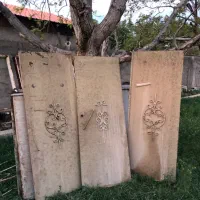 تعدادی درب حیاط و چهارچوب و پنجره