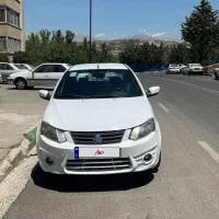 ساینا بی رنگ‌ سالم. کم‌کار