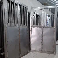 درب خرپشته آهنی سبک در خر پشته فلزی در ایستگاه پله