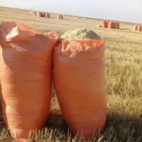 کاه سفید و نرم‌گندم گونی شده.