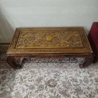 تعدادی میز و تخت قدیمی