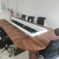 میز جلسه و هشت صندلی