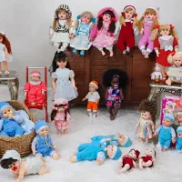 ویترینی از عروسک های دخترانه و پسرانه/نوزادی