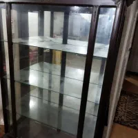 بوفه چوبی و طبقه بندی شیشه ای دو درب از چپ و راست