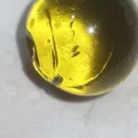یک قطعه سنگ کهربا