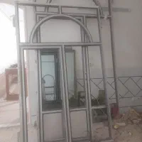 درب المنیو نی پنجره و ساختمان