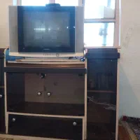 یک عدد تلویزیون 21اینج کنترل دارد با میز تلویزیون