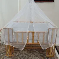 تخت کنار مادر آنجل لند