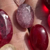 یاقوت سفید سرخ و کبود و زمرد تراش نمدی دستی