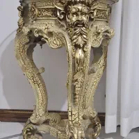 میز کنار سالنی طلایی