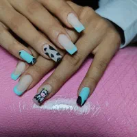 کاشت ناخن بابهترین کیفیت مواد با قیمت ویژه در سالن