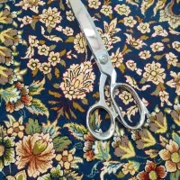 تعدادی ابزار خیاطی مخصوص کار گاهی خیاطی