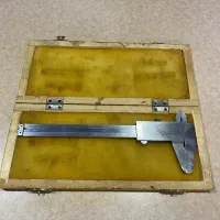 یک‌ابزار کولیس ورنیه مکانیکی (Vernier Caliper)