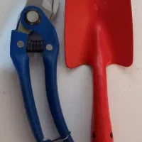 قیچی باغبانی و بیلچه