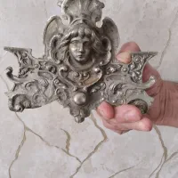 زنگوله و مجسمه برنزی