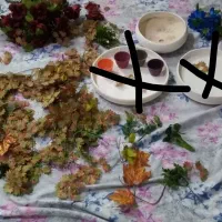 مقداری گل مصنوعی وگلدان
