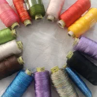 تعدادی نخ گلدوزی با چرخ  رنگهای مختلف