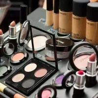 پذیرای مدل برای میکاپ حرفه ای