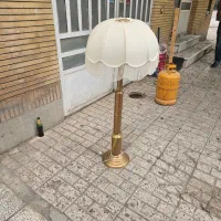 آباژور ایستاده
