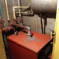موتورخانه در حال کار (دیگ، مشعل و پمپ)
