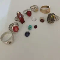 تعدادی انگشتر نقره و نگین تکی هم داده میشود