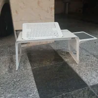 میز فلزی نشسته لپ تاپ