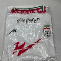 پیراهن و شورت اصلی بازی تیم ملی فوتبال قرمز و سفید