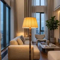 آباژور چوبی کنار سالنی بزرگ