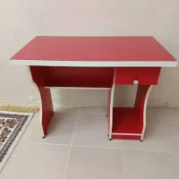 میز تحریر و کامپیوتر