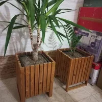 ۲عدد گلدان بسیار زیبای چوبی بهمراه گل یوکا