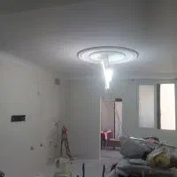 نقاشی ساختمان . کاغذ دیواری و عایق‌کاری