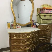 تختخواب دونفره چوبی و‌میزآرایش و پاتختی