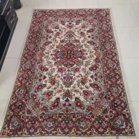 نخ ونقشه ومقداری ازفرش بافته شده.