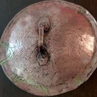 در قابلمه مسی قدیمی