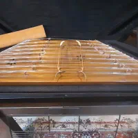 سنتور بهمراه میز و پابه و کتاب و مضراب