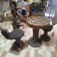 میز صندلی چوبی و دکوری