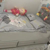 تخت و کمد و میز و تشک