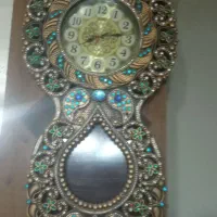 ساعت دیواری قدیمی است ولی سالم