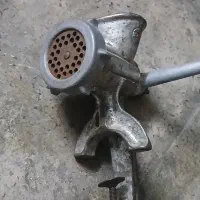 چرخ کوشت دستی قدیمی