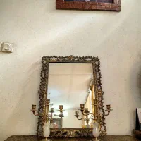 آینه و یک جفت شمعدان